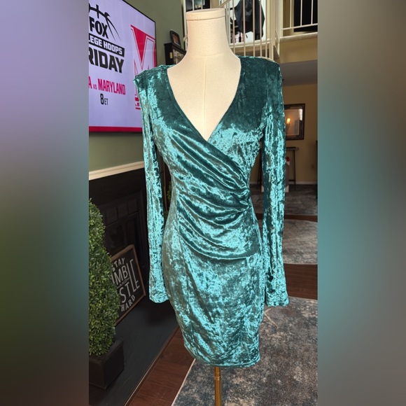 ASOS Emerald Green Velvet Dress- Brand New! - Picture 5 of 11